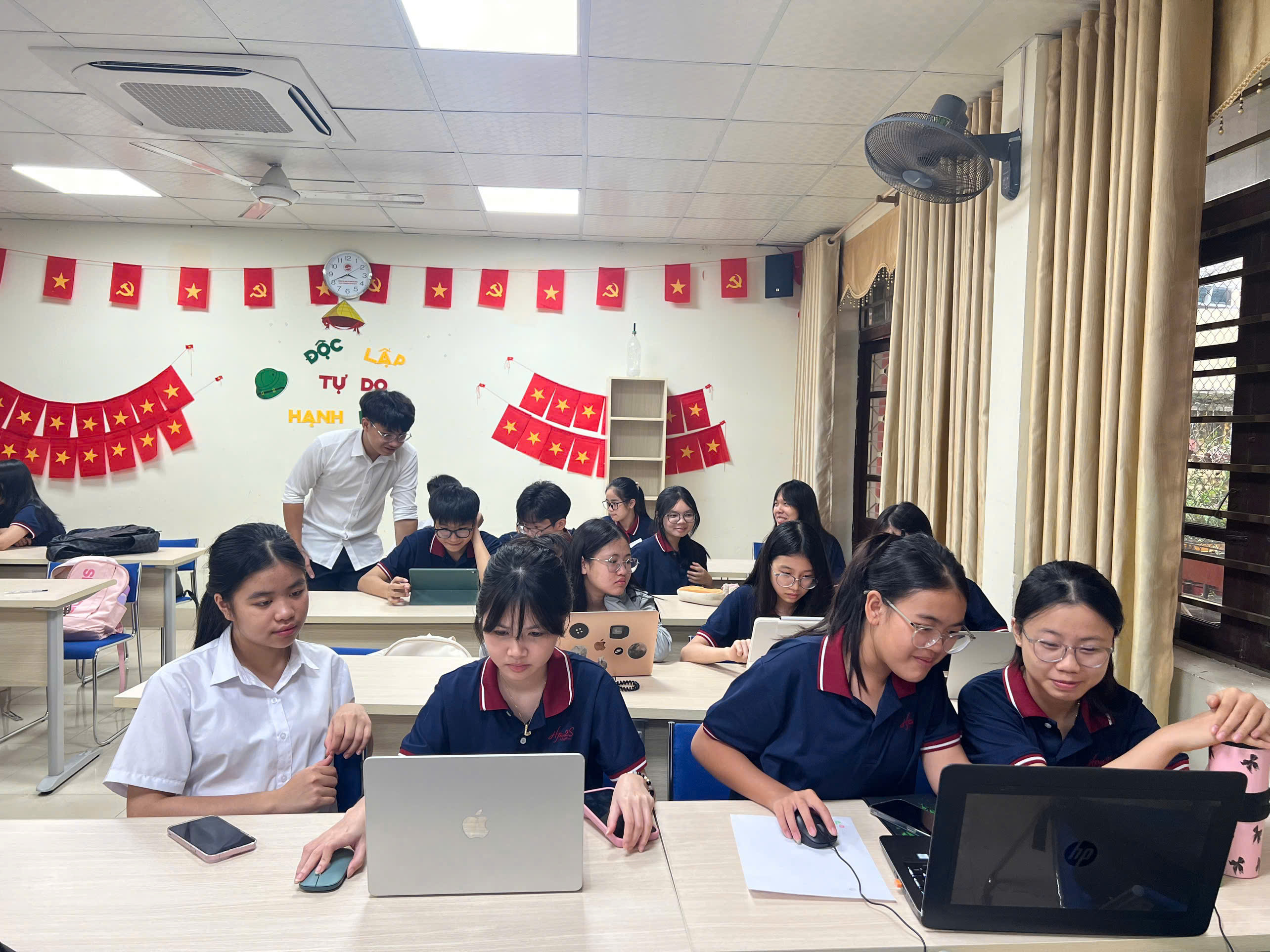 back truyền thông thiết kế